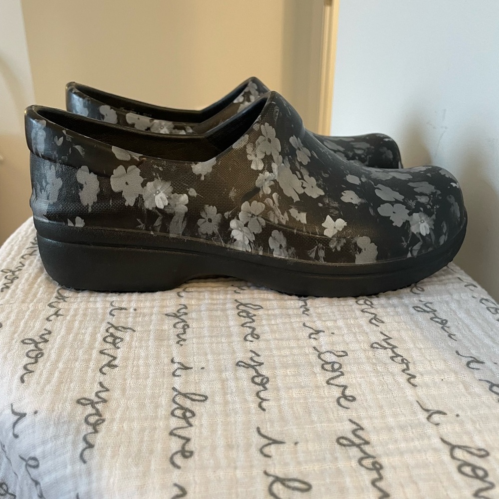 Crocs On the Clock Clogs - Picture 5 of 11